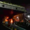 Pengunjuk rasa merusak Gerbang Tol Pejompongan, Jakarta, Jumat (29/8/2025). (Foto: Antara)