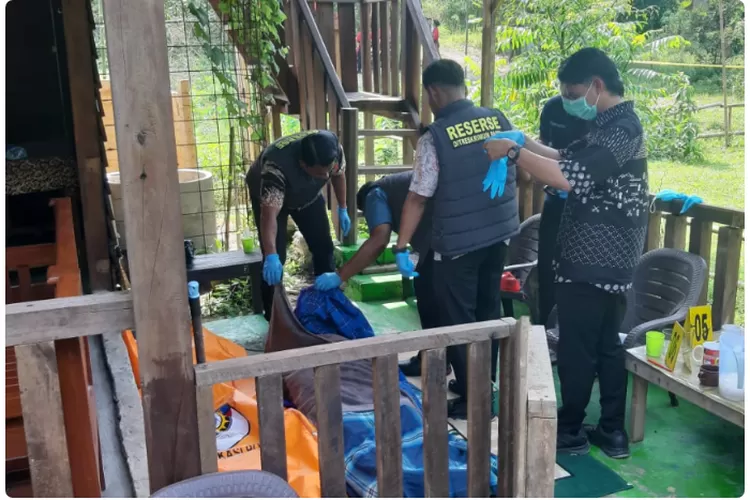 Aparat Polda Babel sedang melakukan olah TKP di pondok kebun milik Adityawarman kawasan Dealova Kelurahan Air