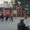 Aparat kepolisian berjaga dan menembakkan gas air mata saat massa melakukan aksi anarkis di depan Markas Brimo