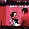 Ketua Umum PDIP Megawati Soekarnoputri menyambut Hasto Kristiyanto yang baru tiba di lokasi Kongres Ke-6 PDIP