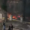 Puluhan sepeda motor dirusak hingga dibakar massa. Demo di Surabaya hari ini, Jumat (29/8) ricuh.