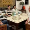 Dasco membagikan tiga foto. Pada slide pertama, tampak Dasco bersama Politikus Gerindra Prasetyo Hadi duduk be