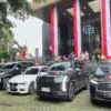 Puluhan barang bukti dari operasi tangkap tangan di lingkungan Kementerian Ketenagakerjaan kini dipertontonkan