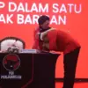 Ada momen haru saat Hasto Kristiyanto tiba di lokasi Kongres VI PDI Perjuangan di Bali Nusa Dua Convention Cen