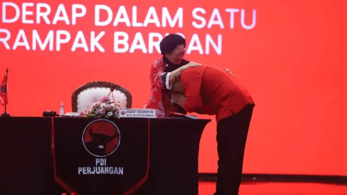 Ada momen haru saat Hasto Kristiyanto tiba di lokasi Kongres VI PDI Perjuangan di Bali Nusa Dua Convention Cen