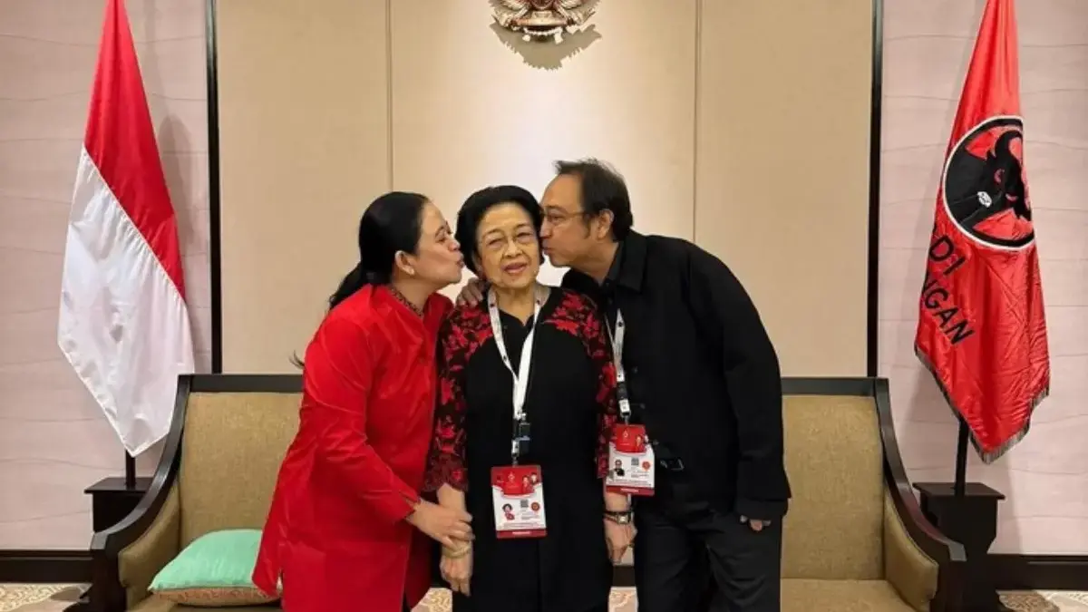 Puan Maharani kompak mencium Ketum PDIP Megawati Soekarnoputri bersama Prananda Prabowo. (dok. Instagram @puan