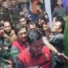 Para tersangka dugaan korupsi Gedung Setda Pemkot Cirebon digiring masuk mobil tahanan. (dok)