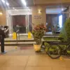 Petugas kepolisian melakukan olah TKP di depan gedung apartemen kawasan Lince, Lima, Peru, lokasi penembakan s