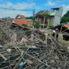 Warga berada di atas rumah yang rusak terdampak ledakan misterius di Pondok Cabe Ilir, Pamulang, Tangerang Sel