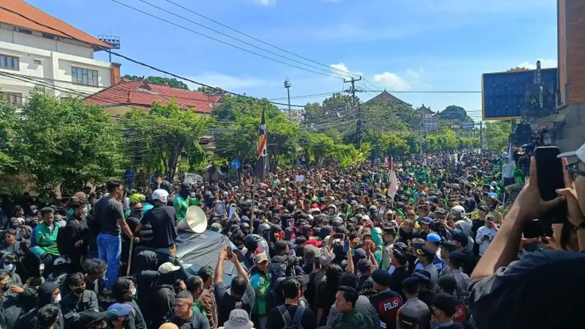 Demo di depan Mapolda Bali dan Kantor DPRD Bali berakhir ricuh, Sabtu (30/8/2025). (Antara)