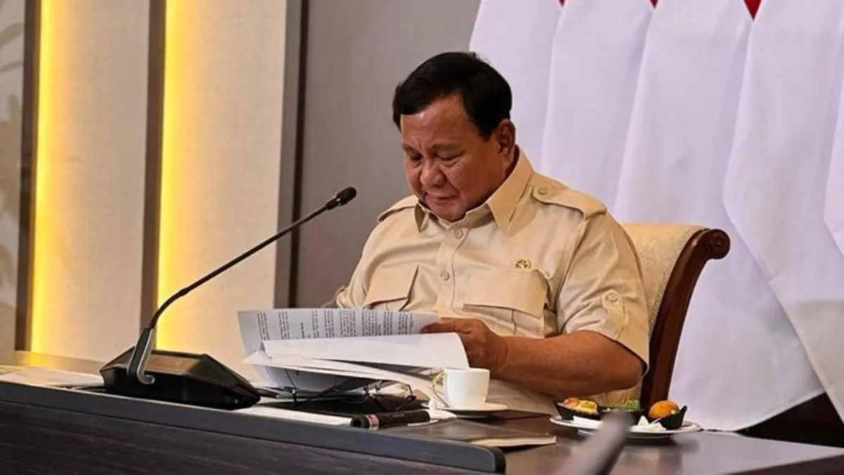 Presiden Prabowo Subianto melakukan rapat terbatas dengan sejumlah menteri Kabinet Merah Putih di Lanud Halim