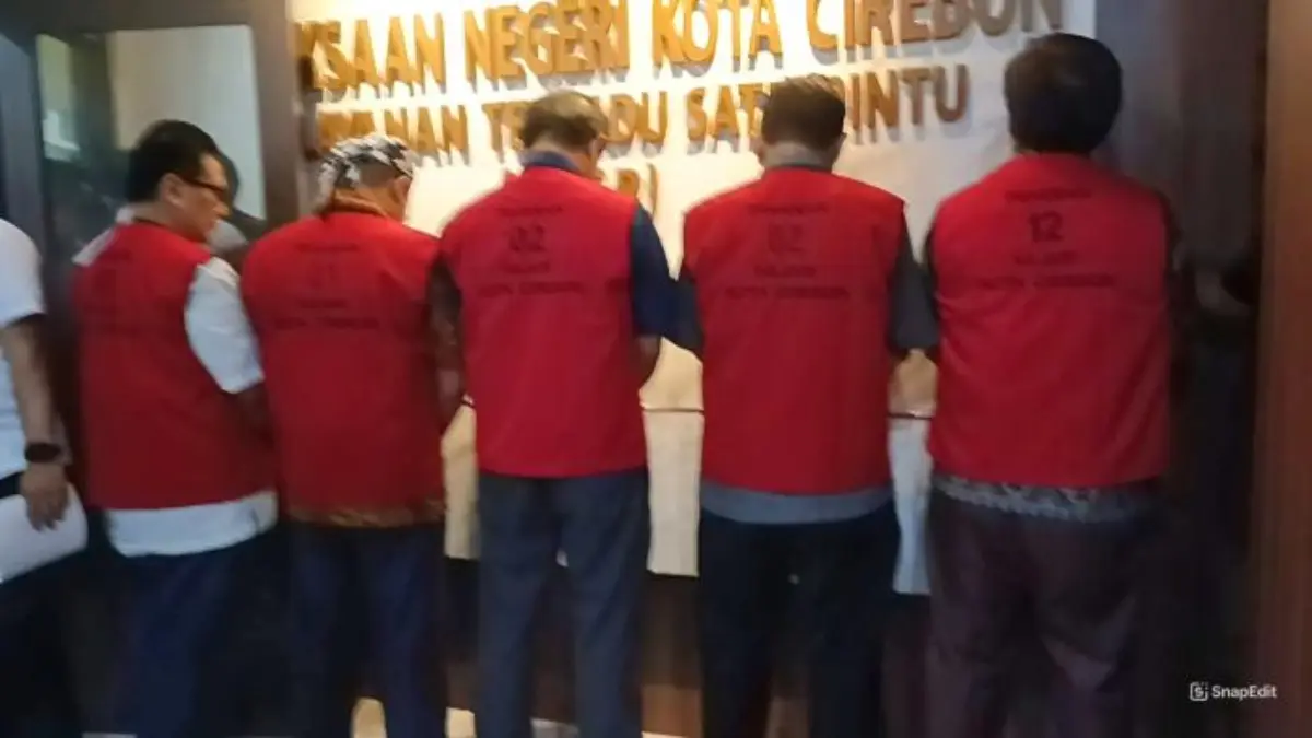 Enam tersangka kasus dugaan korupsi pembangunan Gedung Setda Kota Cirebon saat digelandang ke Kejari Kota Cire