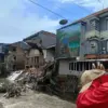 Warga menyaksikan bangunan ruko yang hancur dihantam banjir di Jalan Sulawesi, Denpasar, Bali, Rabu 10 Septemb