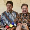 Menko Perekonomian Airlangga Hartarto (kanan) didampingi Menteri Keuangan Purbaya Yudhi Sadewa (dua kanan) saa