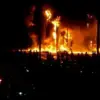 Pengunjuk rasa melihat gerbang tol Pejompongan yang terbakar saat demonstrasi di Jakarta pada Jumat (29/8/202