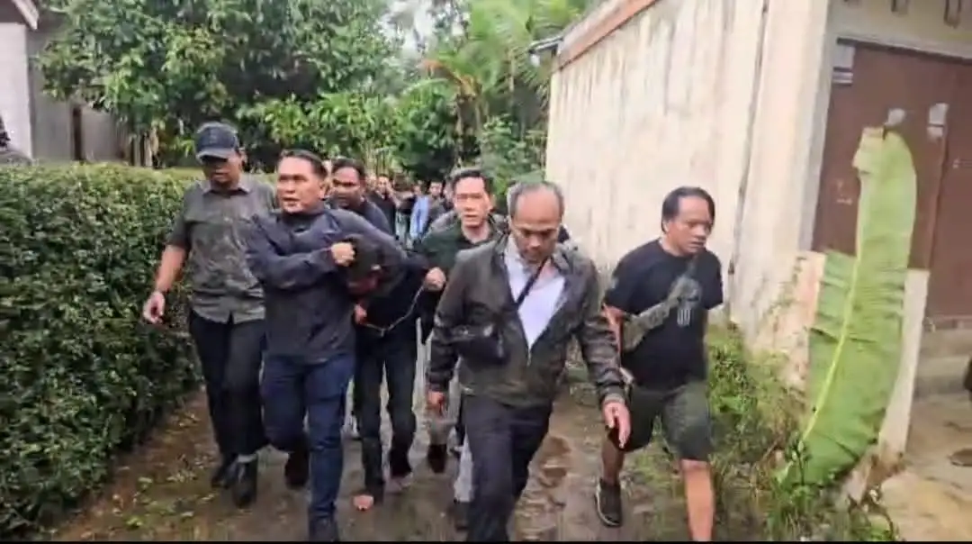 Suasana saat Tim gabungan Kodam IV/Diponegoro, Korem 072/Pamungkas, dan Kodim 0707/Wonosobo menangkap pria ber