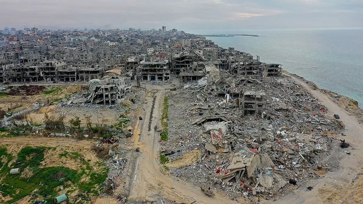 Lokasi pengungsian di Gaza dengan latar belakang Pelabuhan Gaza menjorok ke Laut Mediterania hancur lebur akib