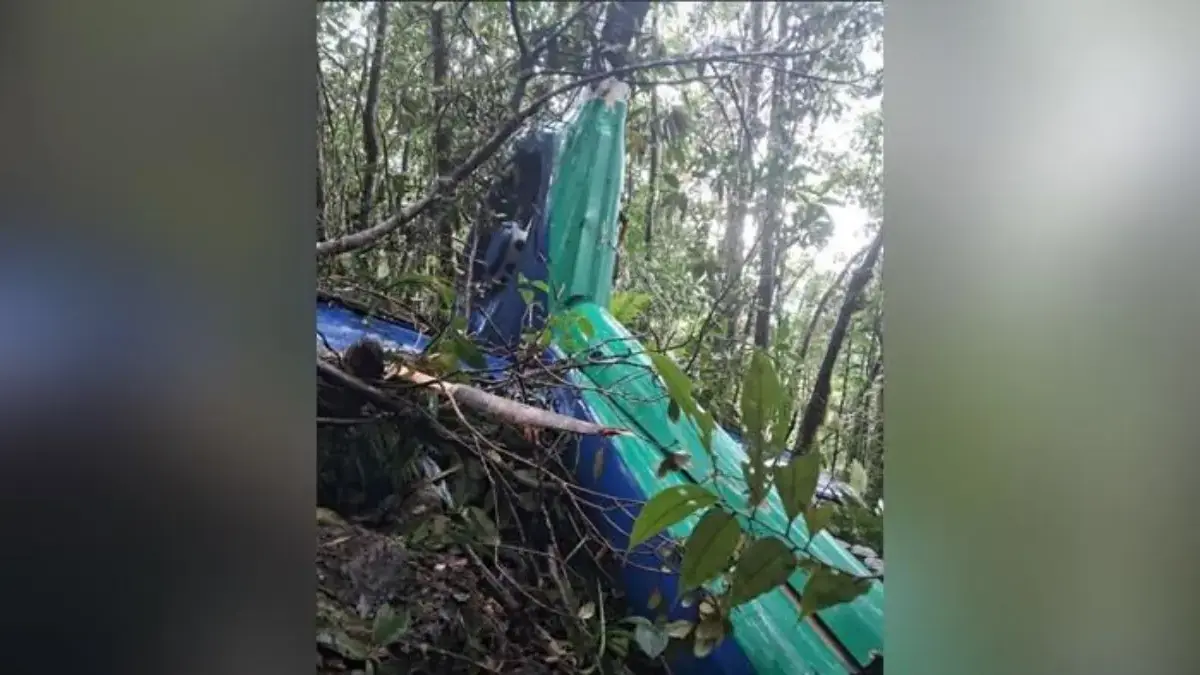 Ekor dari bangkai Helikopter BK117 D3 yang hangus terbakar dalam kecelakaan jatuh di kawasan hutan sekitar Air