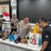 Polisi mengamankan bahan-bahan pembuat bom molotov dari sejumlah orang sebelum aksi demonstrasi di Samarinda,