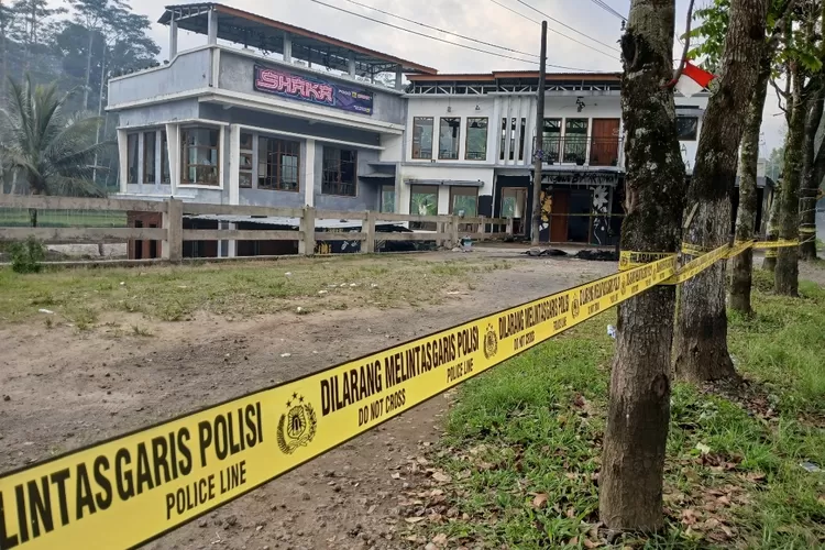 TKP seorang anggota TNI dari Kodim 0707/Wonosobo tewas dibacok saat berusaha menengahi keributan, Minggu 14/9/