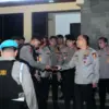Wakapolri Komjen Pol. Dedi Prasetyo (ketiga kanan) saat memimpin patroli skala besar di Jakarta, Minggu (31/8/