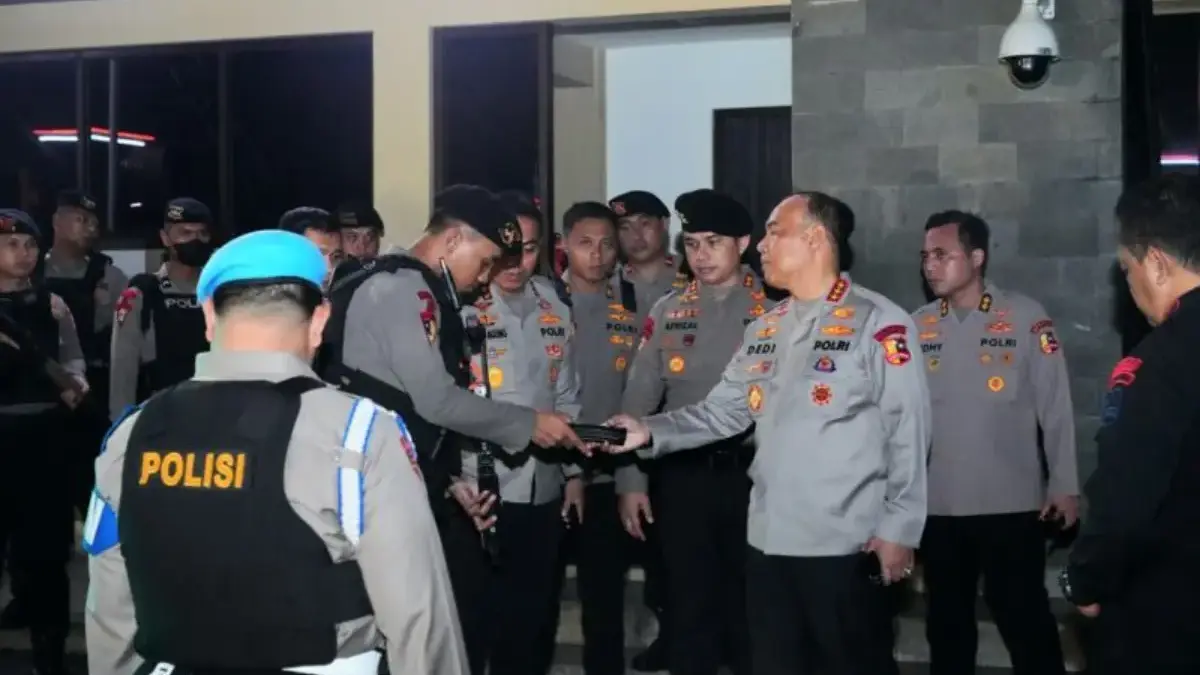 Wakapolri Komjen Pol. Dedi Prasetyo (ketiga kanan) saat memimpin patroli skala besar di Jakarta, Minggu (31/8/