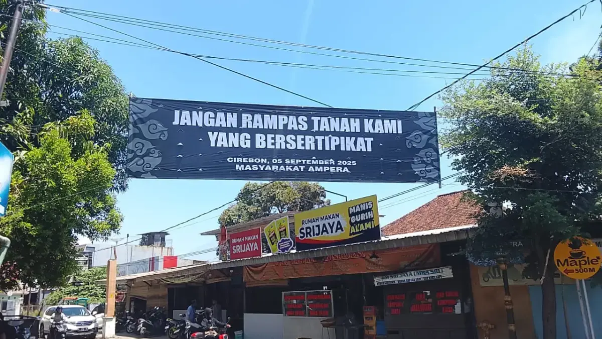 Spanduk warga Ampera Kota Cirebon