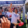 Charlie Kirk melemparkan topi ke kerumunan sesaat sebelum dia ditembak di acara Universitas Lembah Utah di Ore