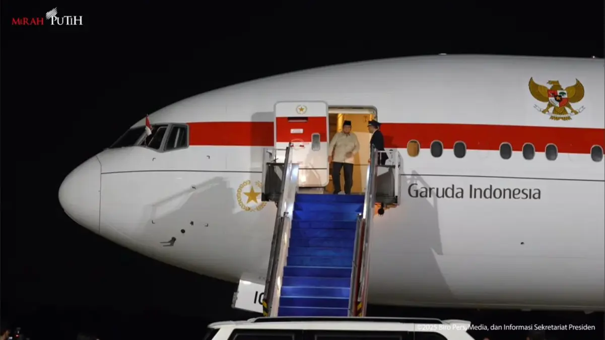 Prabowo tiba di Tanah Air usai kunker dari China. (Dok. YouTube Setpres)