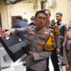 Kapolres Kediri Kota AKBP Anggi Saputra Ibrahim menunjukkan barang jarahan yang dikembalikan massa, Selasa (30