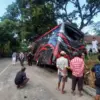 Kondisi bangkai bus pariwisata PO INDS\'88 Trans bernomor polisi P7221 UG pasca kecelakaan maut di Jalan Raya S