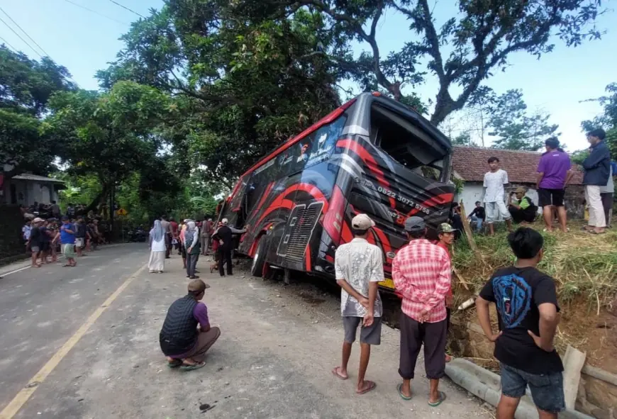 Kondisi bangkai bus pariwisata PO INDS\'88 Trans bernomor polisi P7221 UG pasca kecelakaan maut di Jalan Raya S
