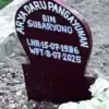 Kuburan yang diacak-acak oleh orang misterius dan diletakkan kembang putih diatasnya pada Minggu, (27/7/2025).