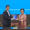 Sri Mulyani Indrawati menyerahkan memo jabatan kepada penerusnya, Purbaya Yudhi Sadewa, dalam acara serah teri