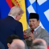 Presiden Amerika Donald Trump berbincang dengan Presiden Republik Indonesia Prabowo Subianto saat KTT Perdamai