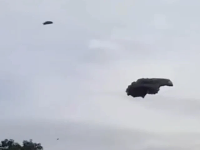 Terungkap Gumpalan Busa Hitam Mirip Awan Melayang di Langit Subang, BMKG: Bukan Kejadian Alam Busa hitam terbang di kawasan Patokbeusi Subang, diduga limbah pabrik. Foto: Dok. Istimewa