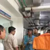 Petugas kamar mayat RS Mutiara Aini Batam menyiapkan kantong jenazah untuk evakuasi korban kebakaran kapal MT