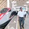 Mantan Presiden Joko Widodo alias Jokowi dan Luhut Binsar Pandjaitan di depan kereta Whoosh. (Foto: KAI)