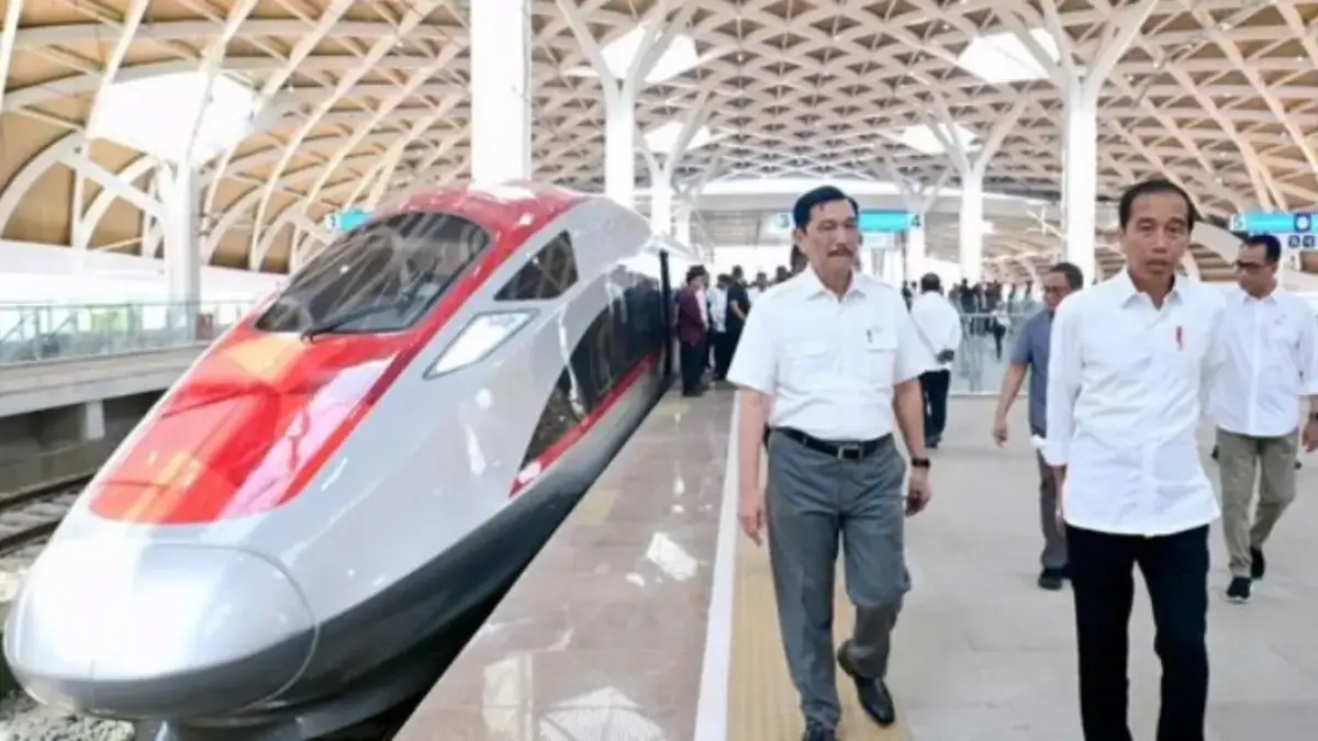 Mantan Presiden Joko Widodo alias Jokowi dan Luhut Binsar Pandjaitan di depan kereta Whoosh. (Foto: KAI)