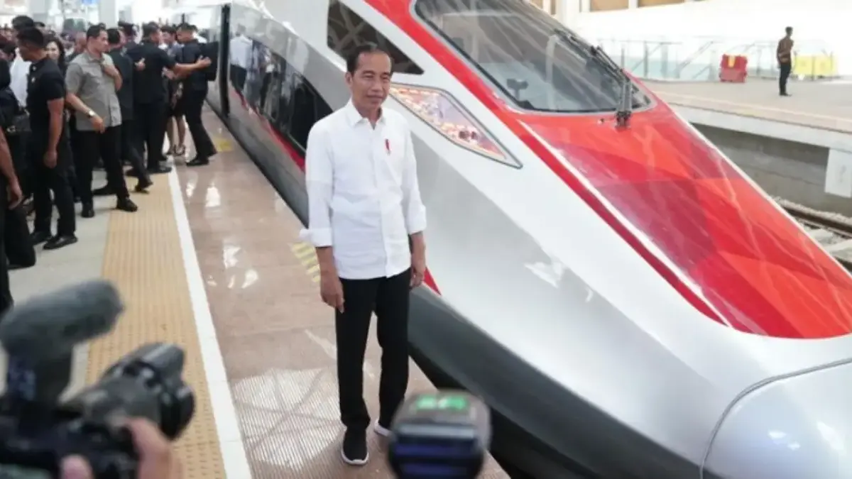 Momen Joko Widodo alias Jokowi menjajal naik Kereta Cepat Jakarta-Bandung. (Foto: Dokumentasi KAI)