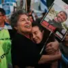 Orang-orang berkumpul sebelum pembebasan sandera Israel di Tel Aviv, Israel, Senin, 13 Oktober 2025. (Foto AP)
