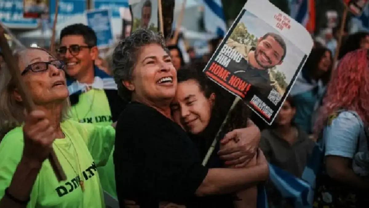 Orang-orang berkumpul sebelum pembebasan sandera Israel di Tel Aviv, Israel, Senin, 13 Oktober 2025. (Foto AP)