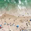 Orang-orang menuju ke pantai di San Diego pada hari musim panas yang panas (Kevin Carter/Getty Images)