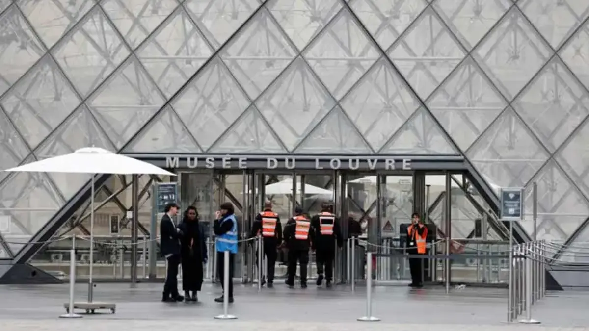 2 Tersangka Kasus Pencurian 8 Perhiasan Berharga Senilai US$102 Juta dari Museum Louvre Ditangkap Petugas keamanan memasuki Piramida kaca Museum Louvre karena museum tetap ditutup sehari setelah perampokan pe