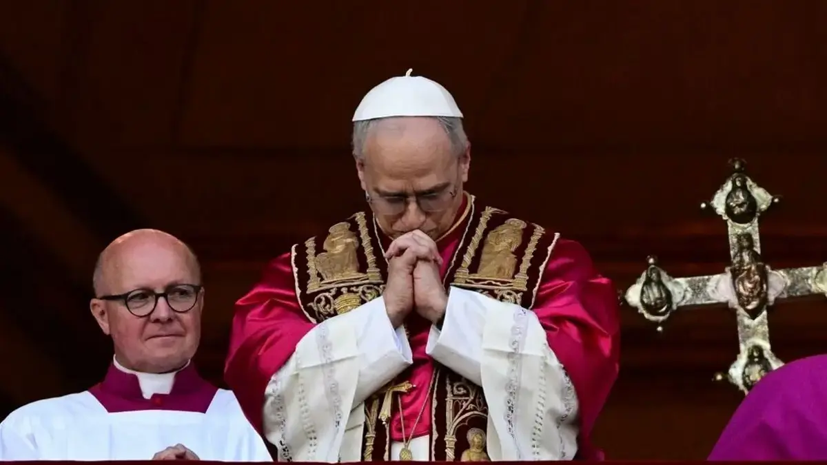 Sejak 2020 di Italia, Korban Pelecehan Pastor Tembus 4.400 Orang Paus Leo XIV, Robert Prevost, berpidato di hadapan kerumunan orang banyak dari balkon Basilika Santo Petrus, s
