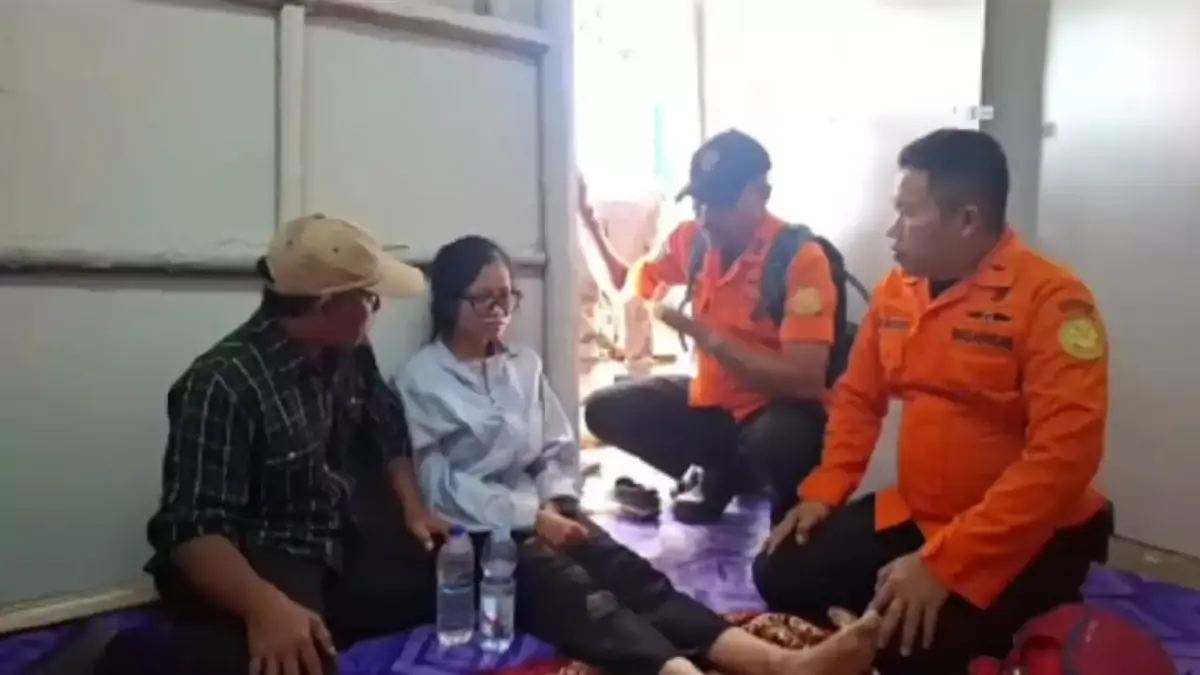 Sempat Dikabarkan Hilang di Jalur Tracking Lembah Tengkorak Lembang, Ayah dan Anak Ini Ditemukan Tim SAR temukan ayah dan anak yang hilang di Lembah Tengkorak, Bandung (Dok. Basarnas Jabar)