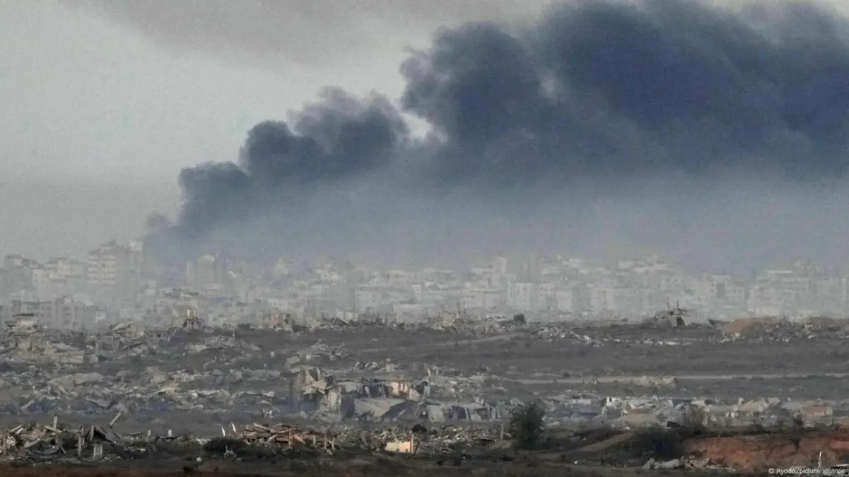 Asap membubung dari bagian utara Gaza pada 7 Oktober 2025, saat beberapa negara sedang bahas rencana perdamaia