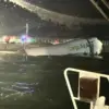 Sebuah foto yang diunggah oleh AirNavRadar menunjukkan sebuah pesawat Boeing 747 yang sebagian tenggelam, deng
