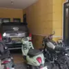 Suasana rumah diduga tempat penyekapan dan penyiksaan 3 pria di Pondok Aren, Tangsel.