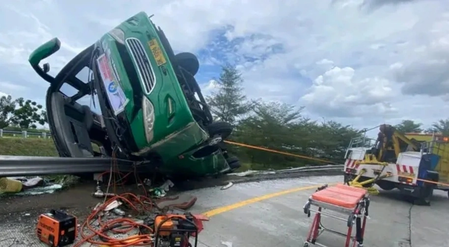 Olah TKP Pastikan Penyebab Kecelakaan Bus Terguling di Exit Tol Gandulan Pemalang; 4 Tewas Kecelakaan maut bus yang membawa rombongan FKK Kelurahan Bendan Ngisor, Kota Semarang, terguling di Exit Tol G